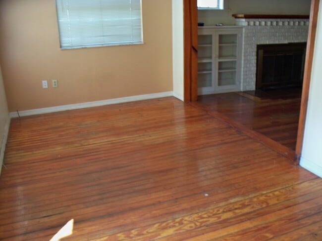 Building Photo - Beautiful Bungalow with heart-of-pine floors