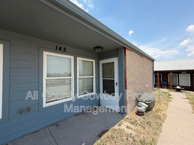 Building Photo - 142 S Cribbon Ave