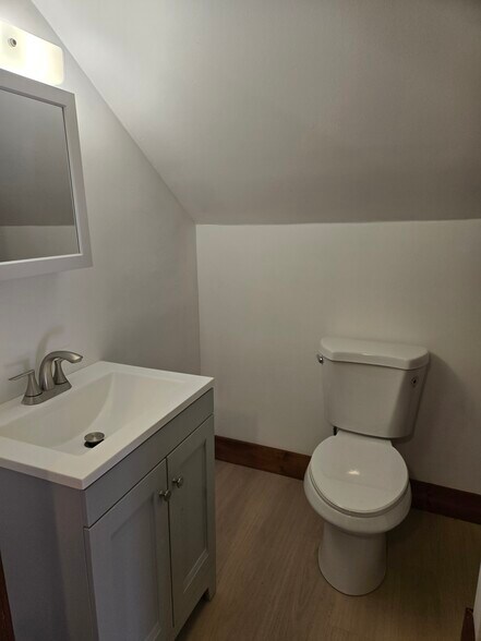 Building Photo - 10 Pierce St