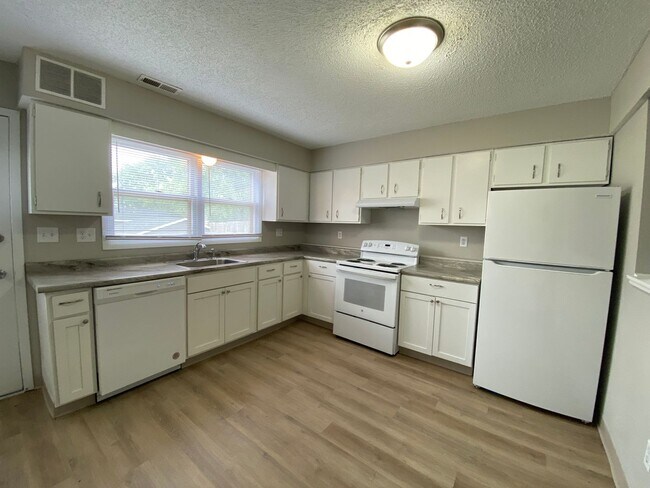 Building Photo - 2018 E Caulder Ave