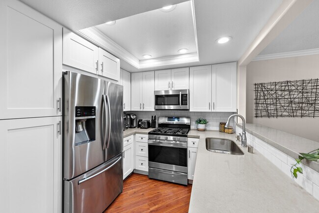 Building Photo - 1 Brisa Del Lago