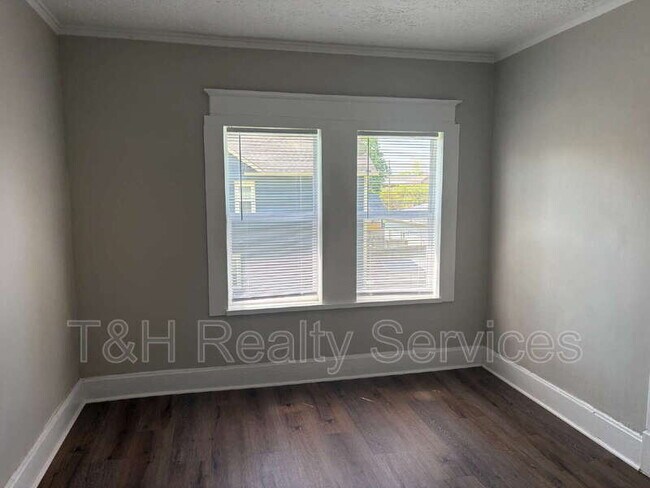 Building Photo - 3130 N Park Ave