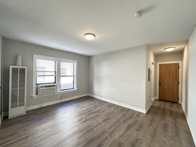Building Photo - 722 W Brompton Ave