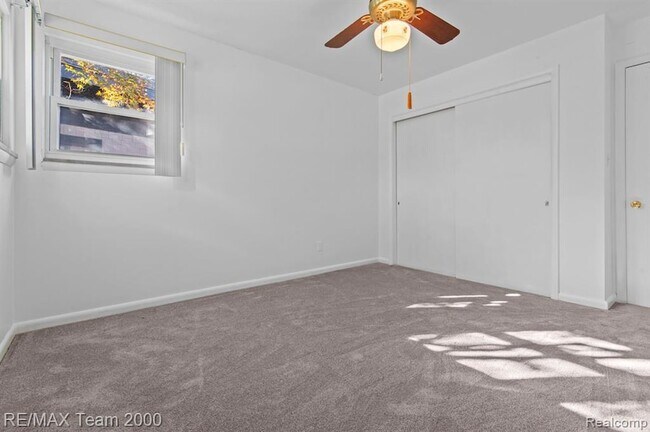 Building Photo - 25152 Fairway Dr
