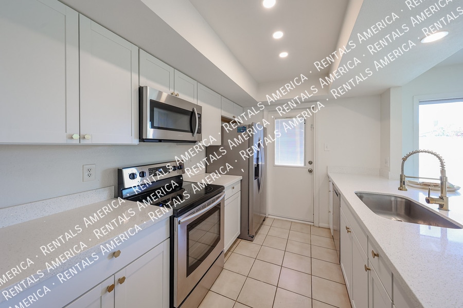 Building Photo - 5214 W Redfield Rd