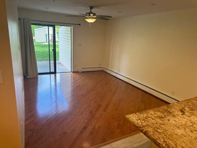 Building Photo - 1250 Golden Cir