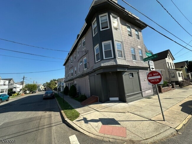 Primary Photo - 145 Smith St