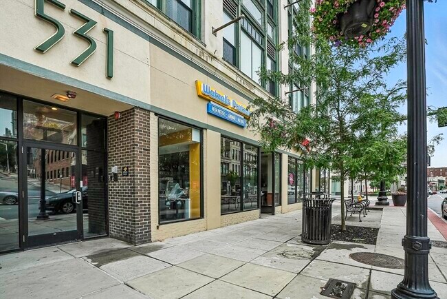 Building Photo - 531 Main St
