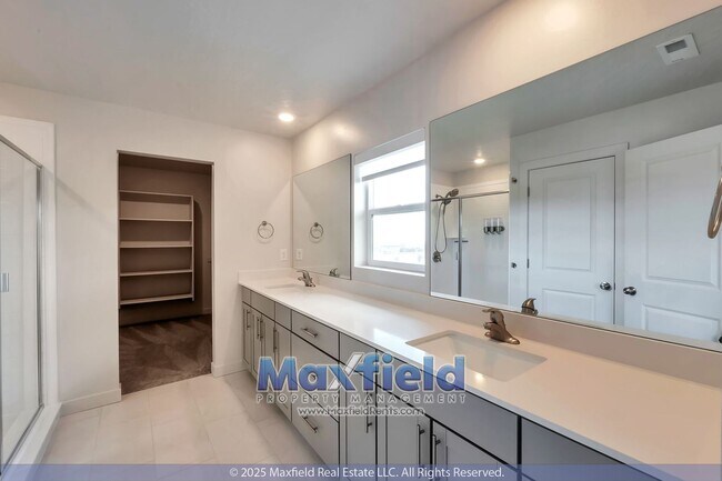 Building Photo - Saratoga Springs 5BD - 3.5BTH - 2GAR