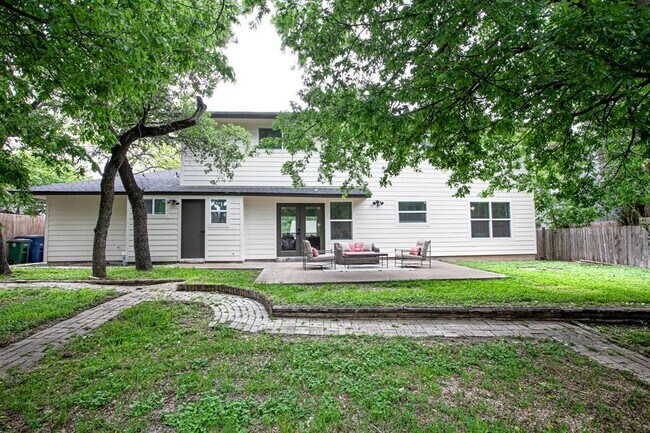 Building Photo - 2011 Malvern Hill Dr
