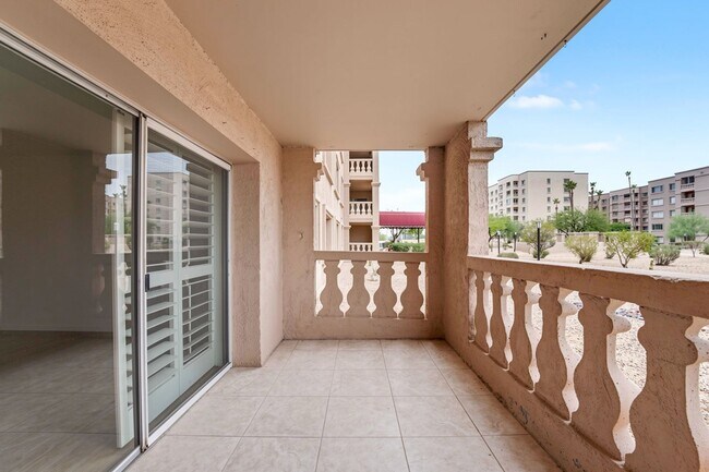 Building Photo - Welcome to this fabulous 2-bedroom, 2-bathroom condo in the heart of South Scottsdale!