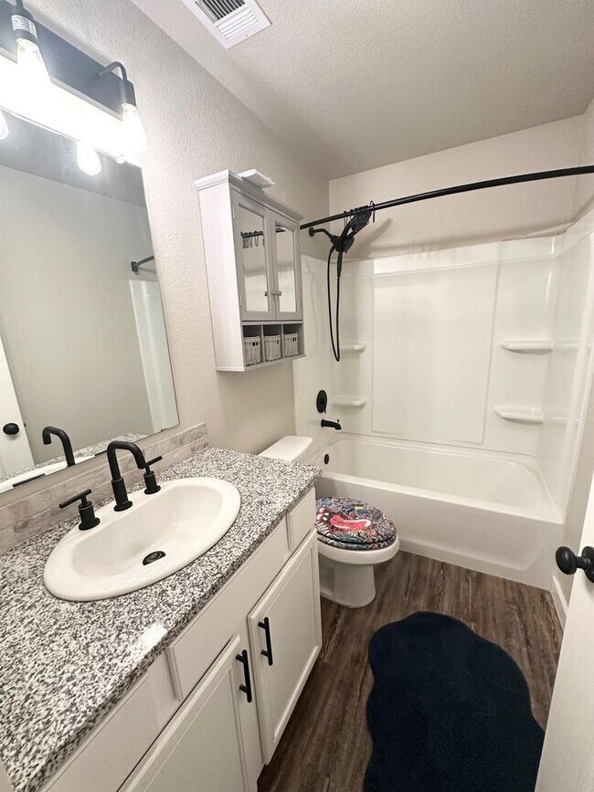 Building Photo - 2 Bed 2 Bath House Furnished!