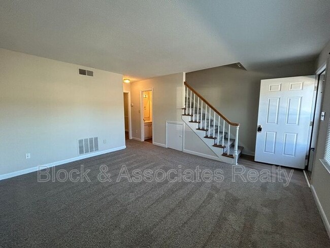 Building Photo - 522 S Cherry St