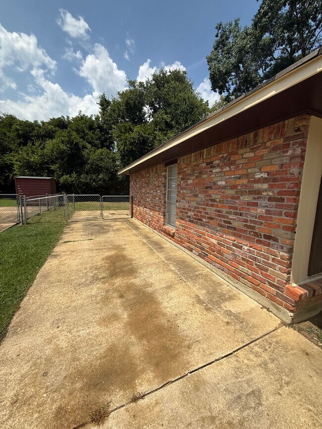 Building Photo - 6040 Eric Ln