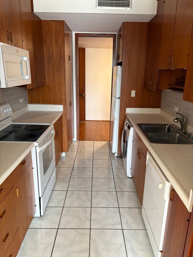 Building Photo - Luxury Kahala Condominium - 2bd/2ba/1pkg
