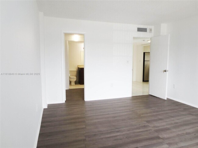 Building Photo - 4164 Inverrary Dr