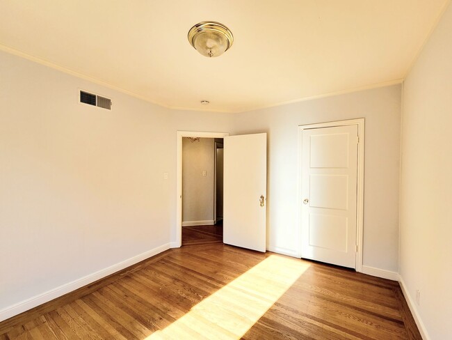 Building Photo - Sunny two bedroom apartment