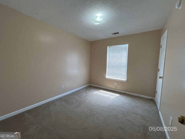 Building Photo - 260 Village Dr