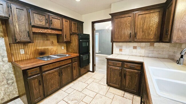 Building Photo - Four Bed/2 Bath Near Lake Hefner