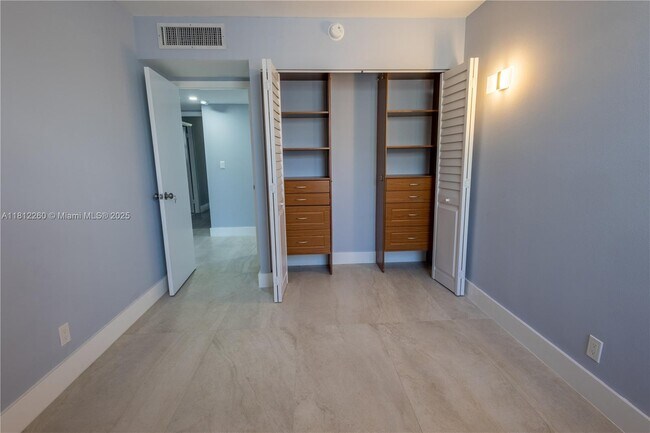 Building Photo - 20350 W Country Club Dr
