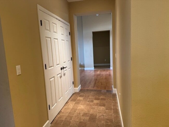 Building Photo - Broken Top Gated Community