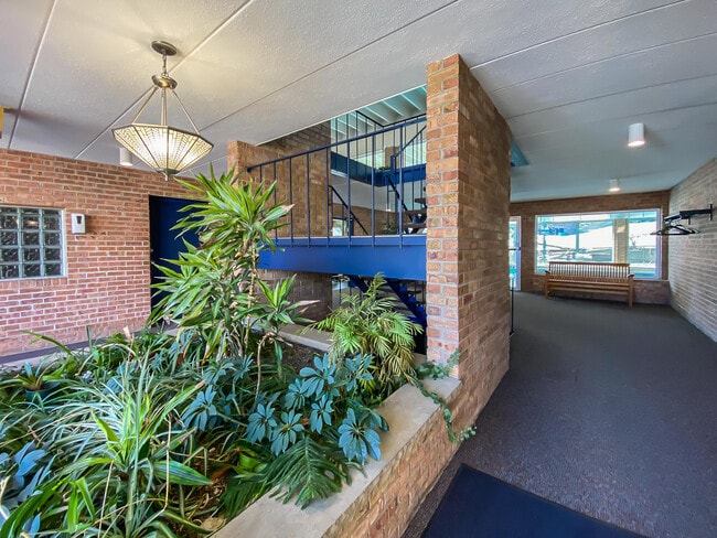 Building Photo - 2120 Pauline Blvd