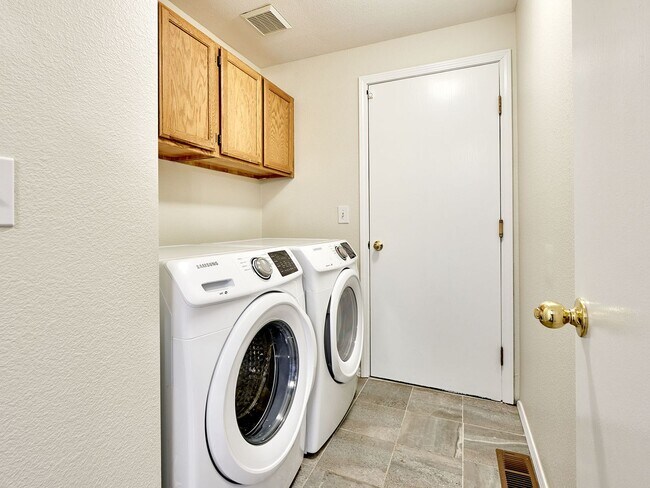 Building Photo - 3 bed, 2 bath single-level home in South Salem