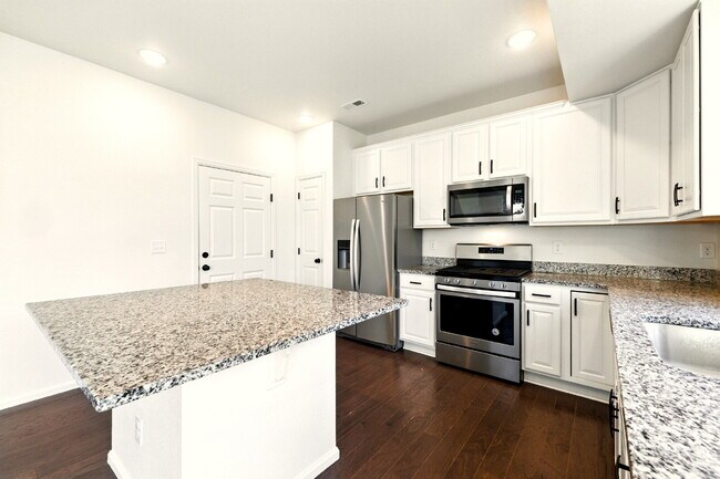 Building Photo - 3 Bedroom 2.5 Bathroom "Like-new" Single Family Home Immediately!