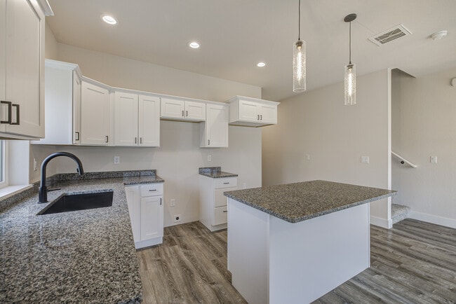 Building Photo - 600 Badger Ln