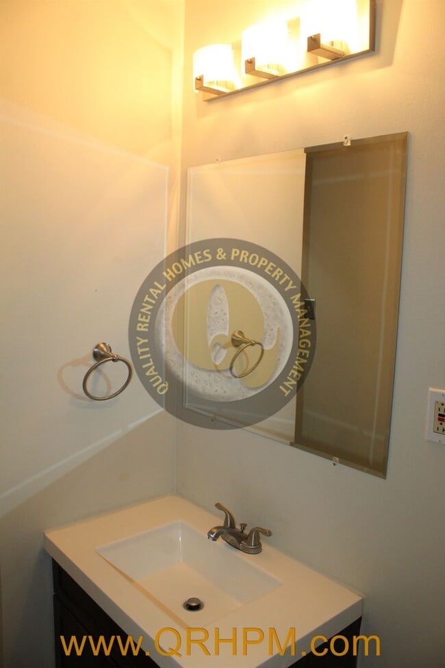 Building Photo - Available Now-- 3 Bedroom, 1 Bathroom Home...