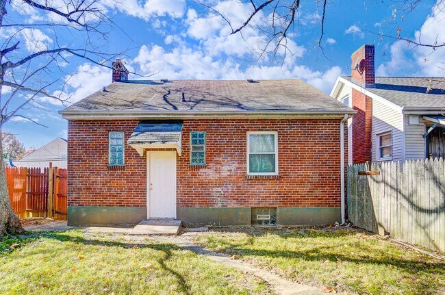 Building Photo - 5914 Lantana Ave