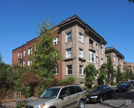 Building Photo - Hampton Court Apartments