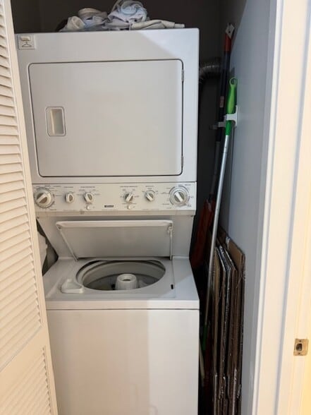 Building Photo - 900 N Kingsbury St