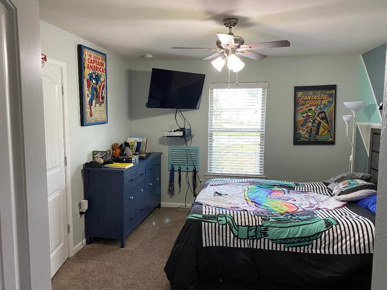 Garage side bedroom, walk in closet - 9009 Quail Roost Dr