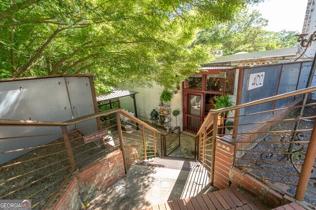 Building Photo - 585 White Cir