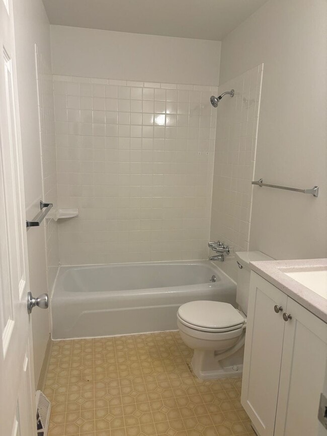 Building Photo - Updated 3bd/2.5ba Townhome in Lakewood