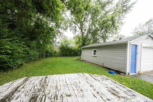 Building Photo - "Cozy 2-Bedroom Gem in Indianapolis – Your...