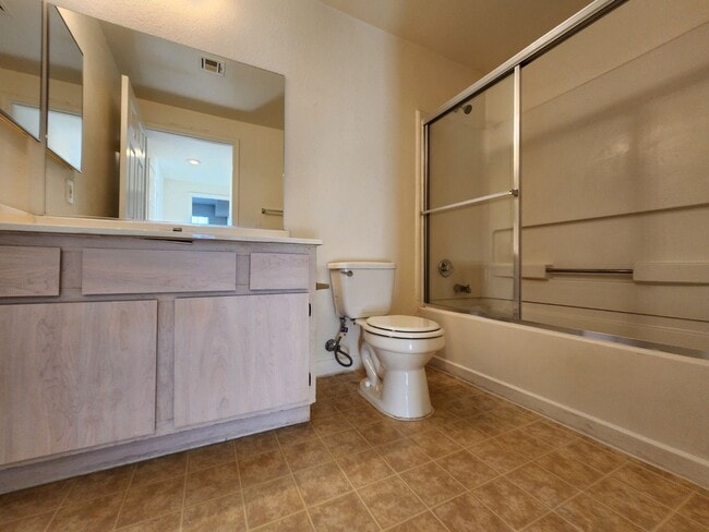 Building Photo - Fantastic, well maintained 2 bedroom condo.