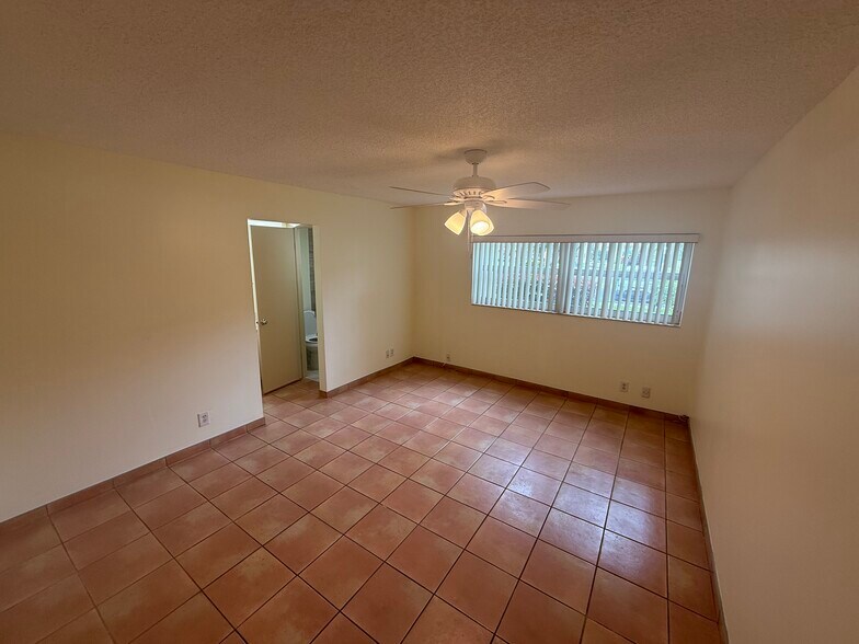 Building Photo - 6075 N Sabal Palm Blvd