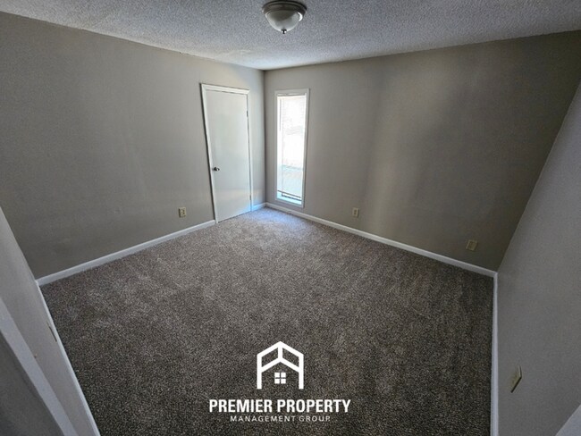 Building Photo - Spacious 3BR Memphis Home with Vaulted Ceilings, Fireplace & Fenced Backyard