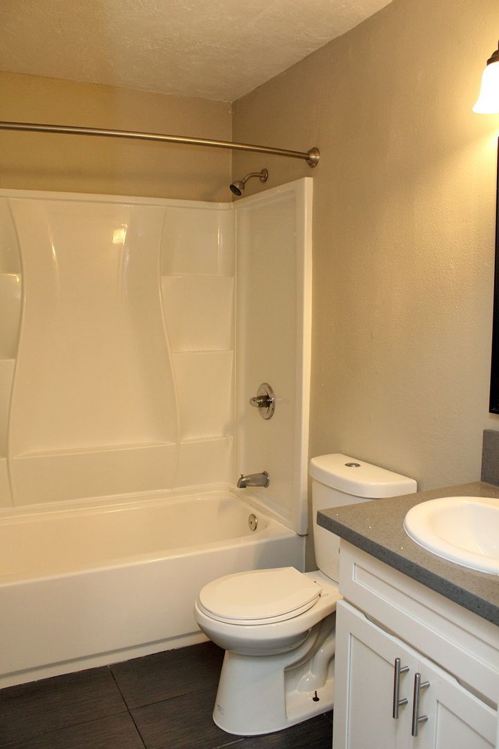 Building Photo - 4609-4609 NE Killingsworth St