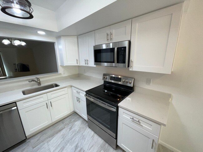 Building Photo - Eastside townhome completely remodeled, he...