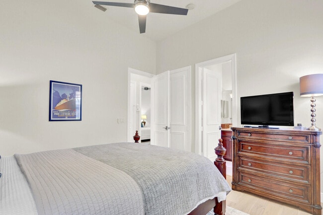 Building Photo - 528 Les Jardin Dr