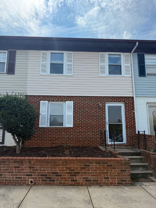 Building Photo - Townhome with two full baths and a half bath.