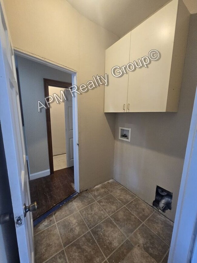 Building Photo - Four Bedroom 3 Bath Available NOW!!