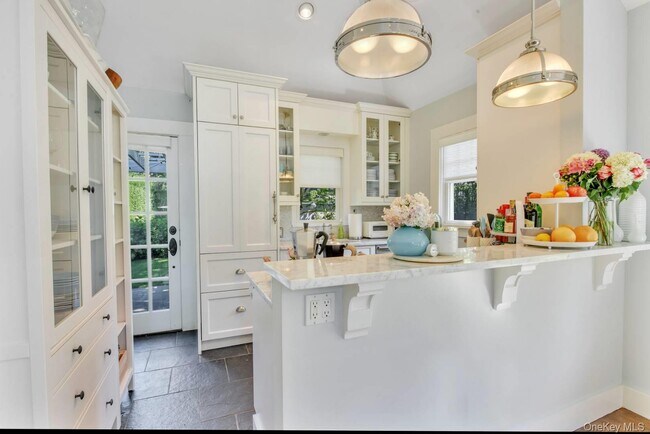 Building Photo - 10 Henry St