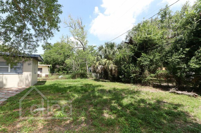 Building Photo - 4 Bed 1 Bath with Carport - Completely Rem...