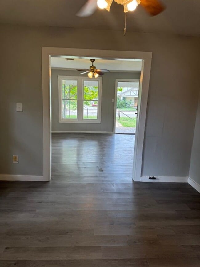 Building Photo - 2 bedroom 1 bath home close to downtown