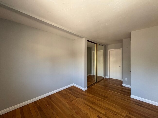 Building Photo - Spacious 3BD/2.5BA Townhouse in UTC W/ 2-C...