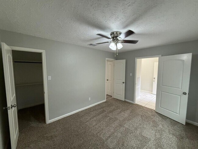 Building Photo - 2812 Forest Hills Dr
